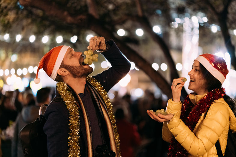 Para jedząca winogrona w trakcie Bożego Narodzenia w Hiszpanii