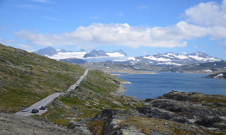 Widok na góry i drogę Sognefjell w Norwegii