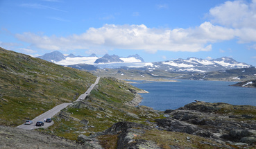 Widok na góry i drogę Sognefjell w Norwegii
