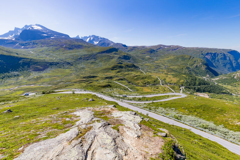 Widok na góry i drogę Sognefjellet w Norwegii w słoneczny dzień