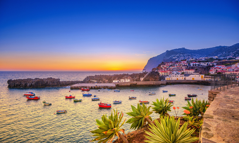 Port w Camara de Lobos na Maderze o zachodzie słońca