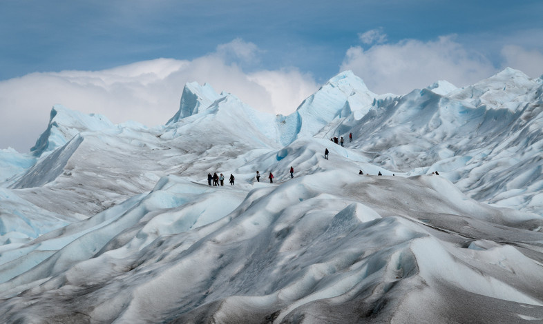Turyści na szczycie śnieżnej góry