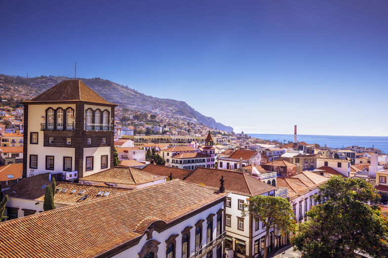 Widok na dachy miasta Funchal na Maderze