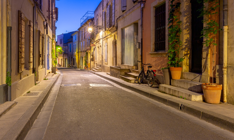 Ulica w starej części Arles nocą