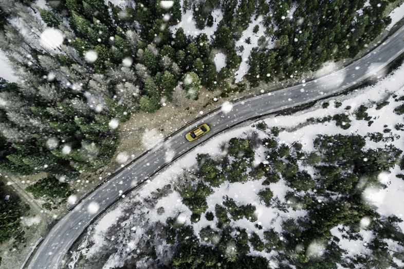 Samochód na zimowej drodze z ujęcia drona