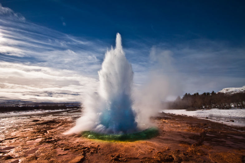 Erupcja gejzeru Strokkur w słoneczny dzień