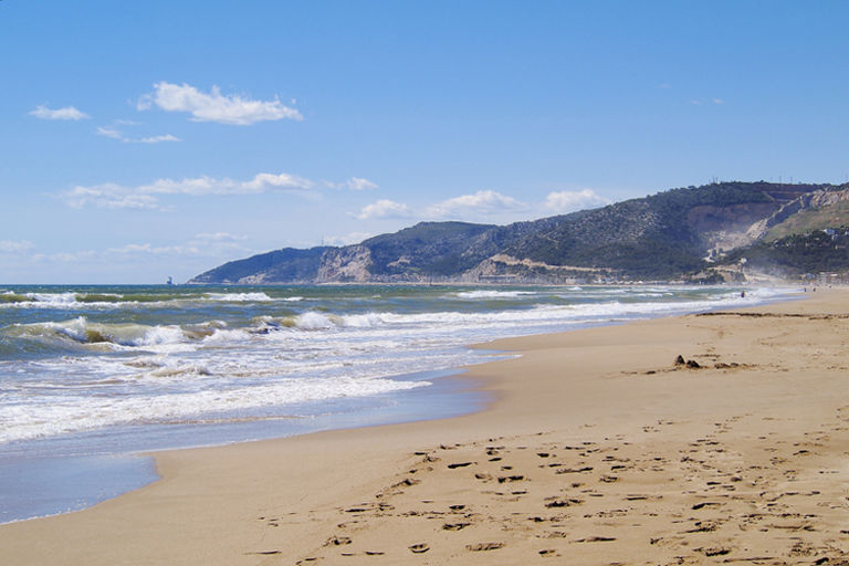 Plaża w miasteczku Castelldefels niedaleko Barcelony w słoneczny dzień 