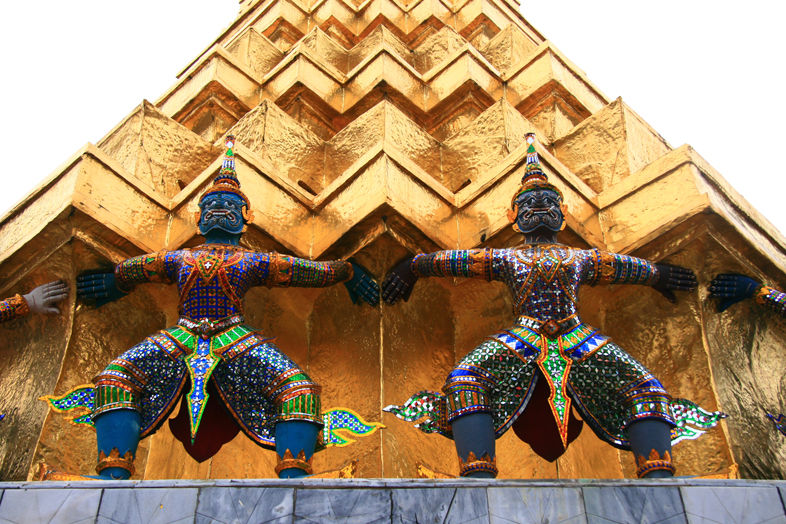 Ogromne złote posągi na Świątyni Szmaragdowego Buddy w Bangkoku