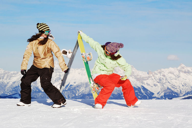 Przyjaciółki na snowboardzie w snowparku