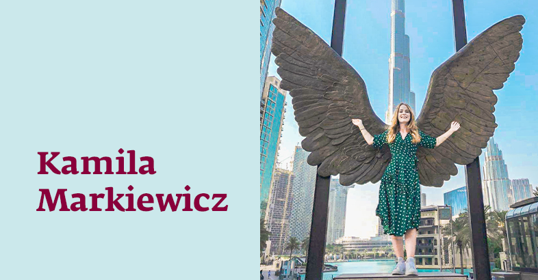 Dziewczyna z skrzydłami na tle wieżowców