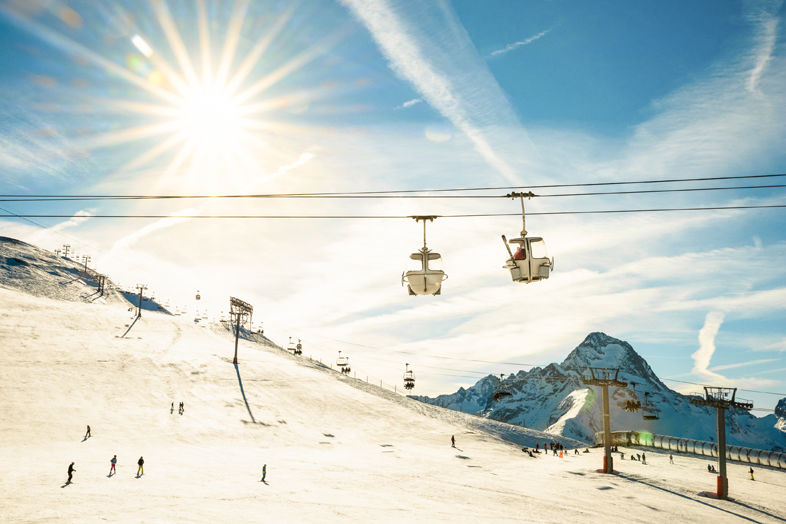 Wyciągi narciarskie na słonecznym stoku w górach