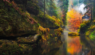 Widok na kolorowy wąwóz Kamnitz w Czeskiej Szwajcarii jesienną porą