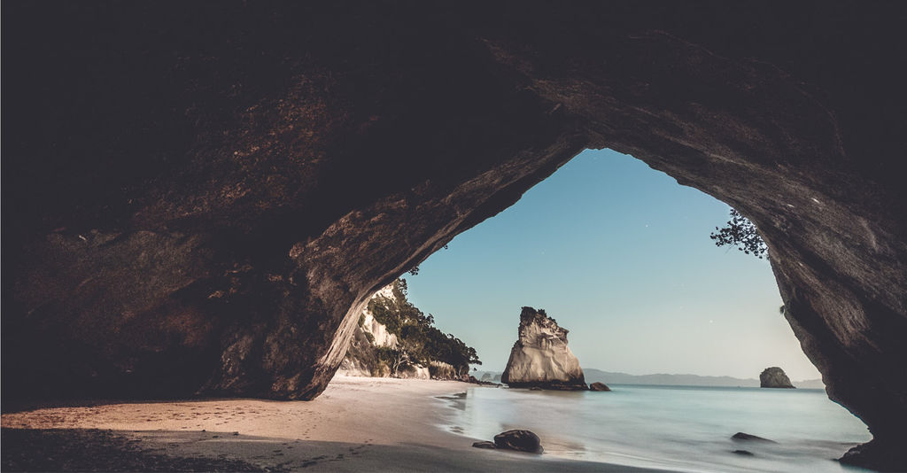 Cathedral Cove z widokiem na Te Hoho Rock