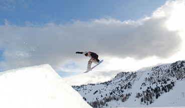 Rider na skoczni w snowparku