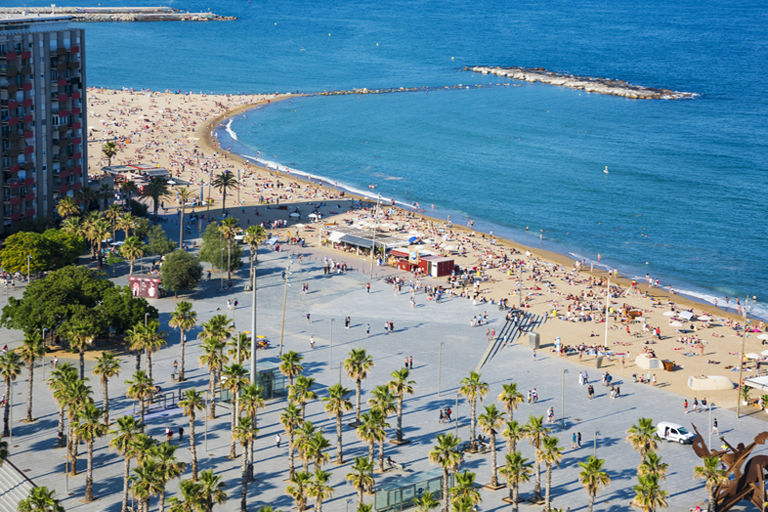 Plaża Barceloneta w Barcelonie z lotu ptaka